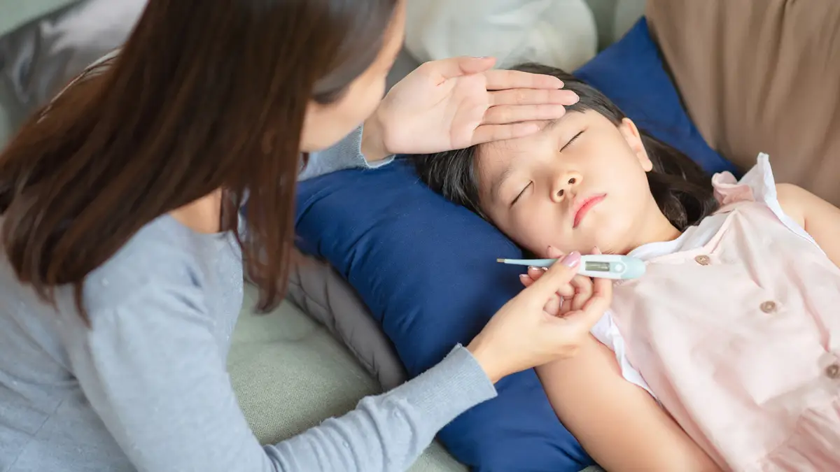 kid mild fever image