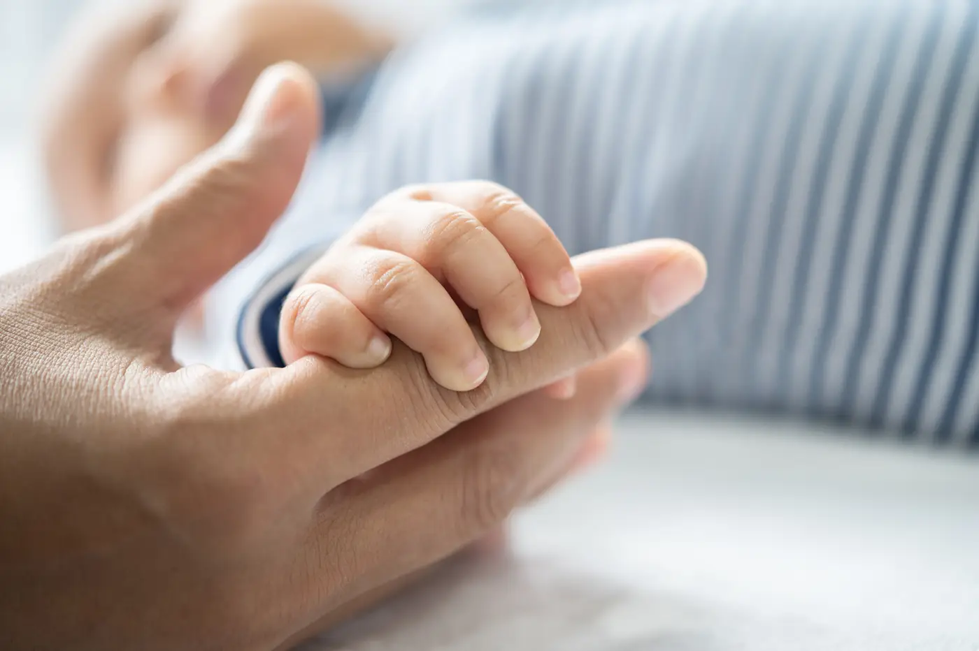 hand-newborn-baby-that-holds-fingers-mother