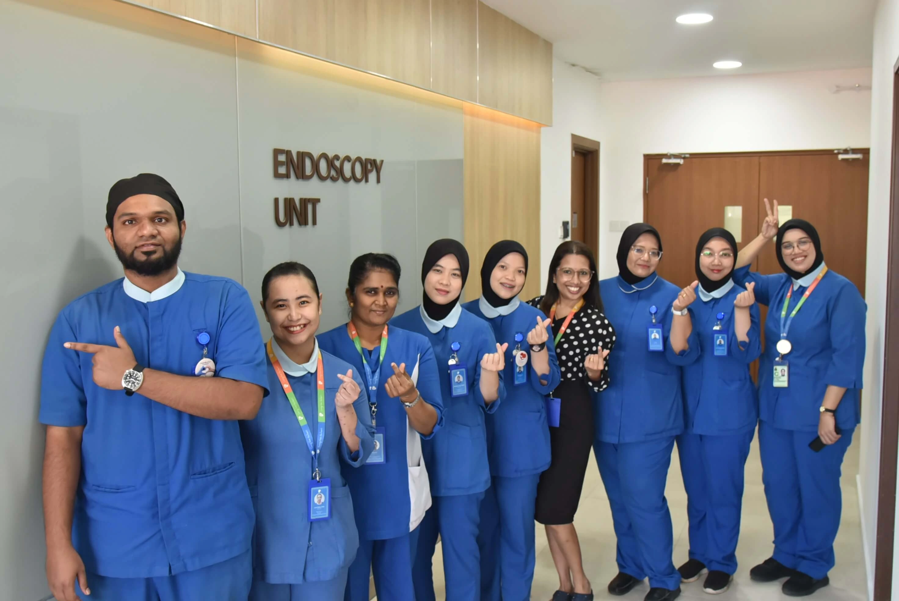 Dr Sangeta dan ahli pasukan endoskopi